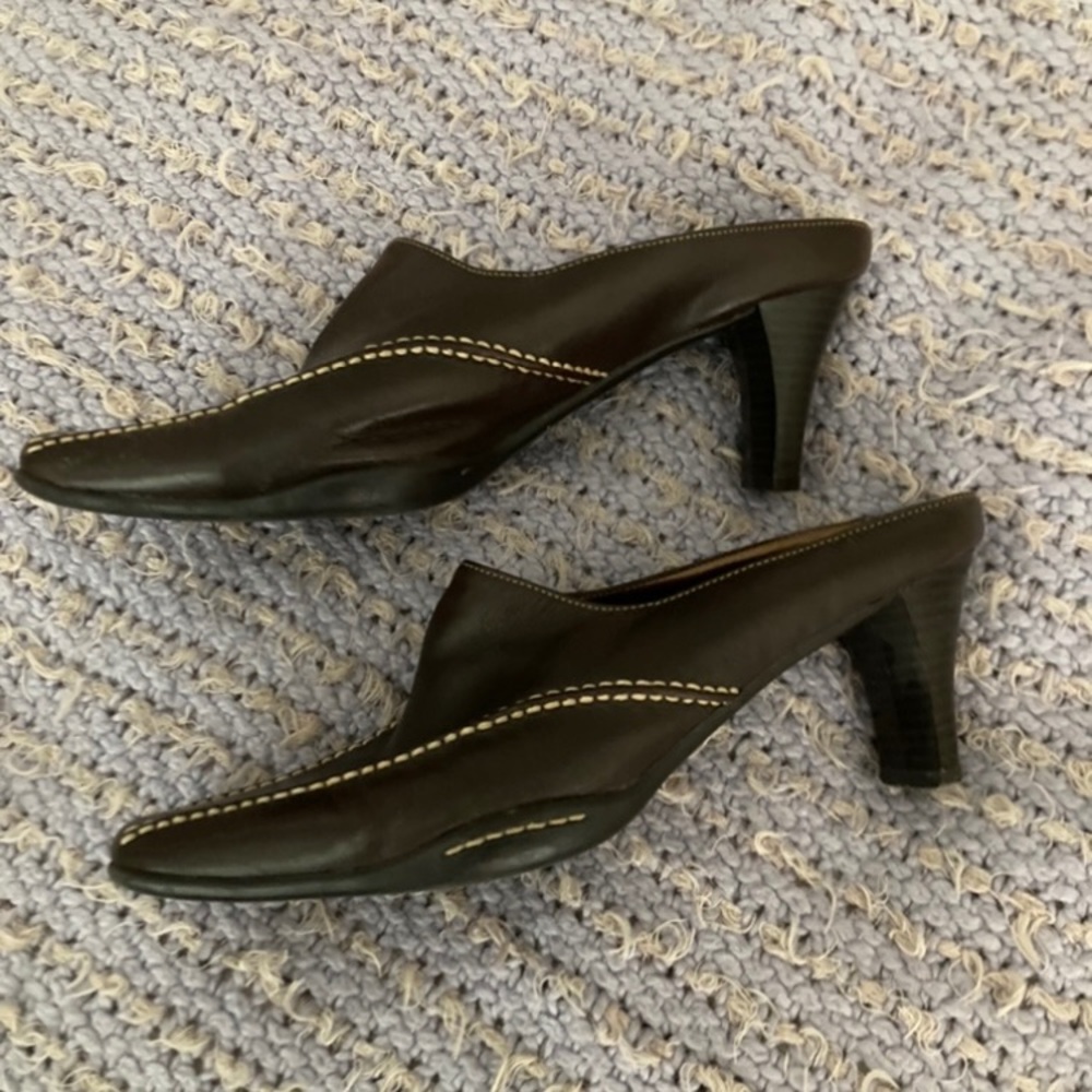 BROWN LEATHER CLOG HEELS